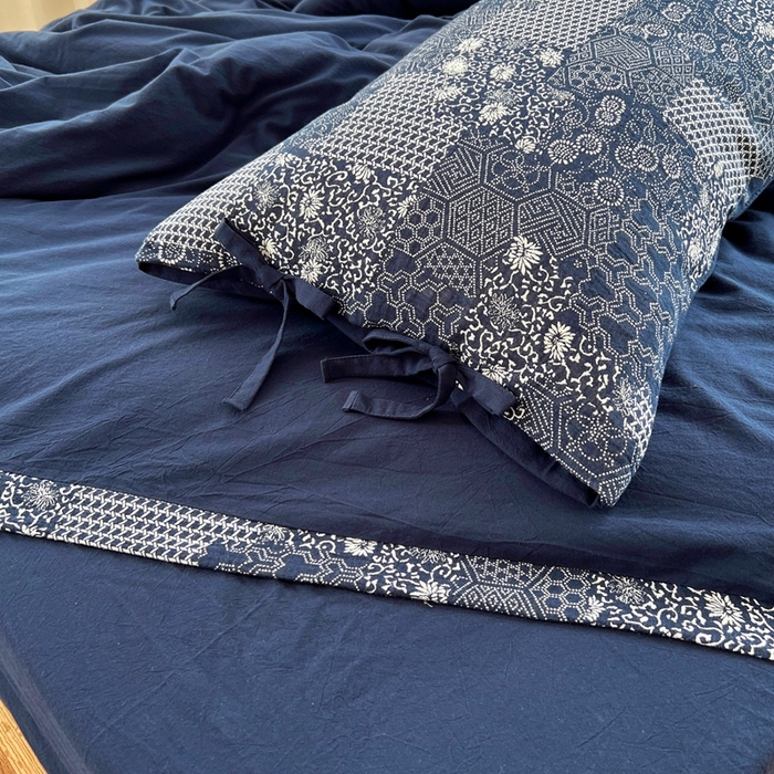 91家纺网 家纺一手货源 找家纺 安莱生活 2023新款全棉色织水洗棉宽边拼角蝴蝶结款四件套-缤纷花研 缤纷华妍-藏青