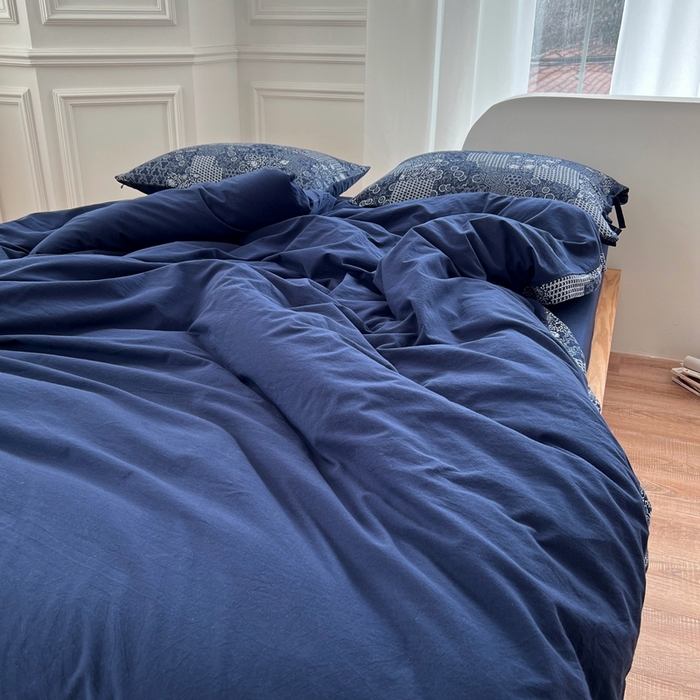 91家纺网 家纺一手货源 找家纺 安莱生活 2023新款全棉色织水洗棉宽边拼角蝴蝶结款四件套-缤纷花研 缤纷华妍-藏青