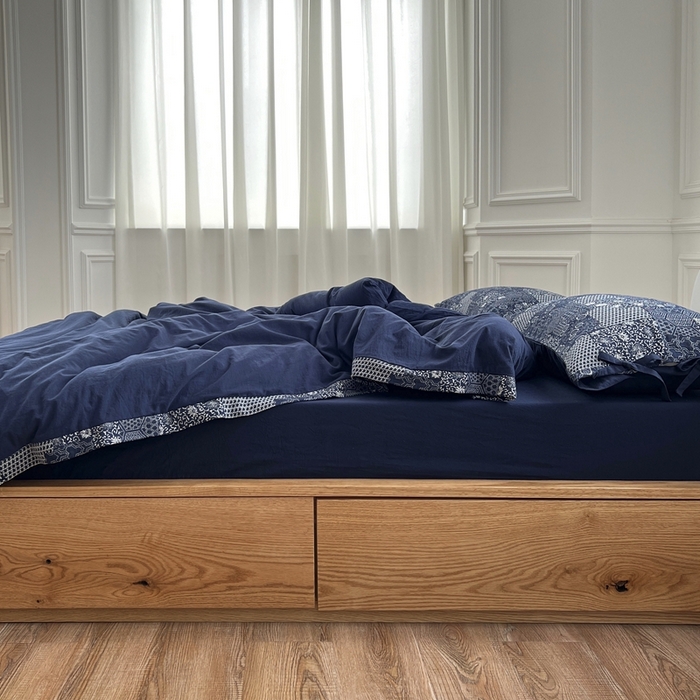 91家纺网 家纺一手货源 找家纺 安莱生活 2023新款全棉色织水洗棉宽边拼角蝴蝶结款四件套-缤纷花研 缤纷华妍-藏青