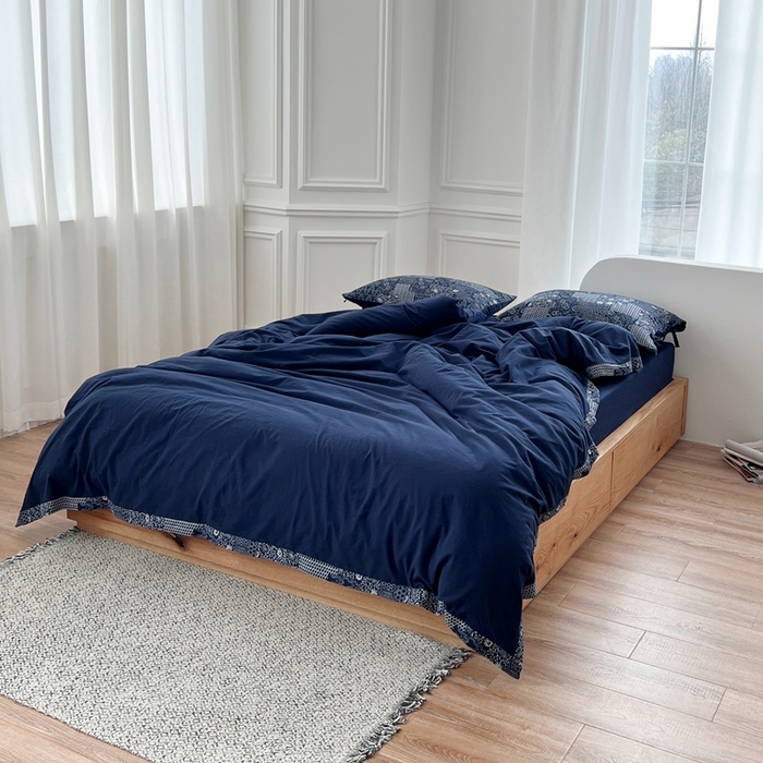 91家纺网 家纺一手货源 找家纺 安莱生活 2023新款全棉色织水洗棉宽边拼角蝴蝶结款四件套-缤纷花研 缤纷华妍-藏青