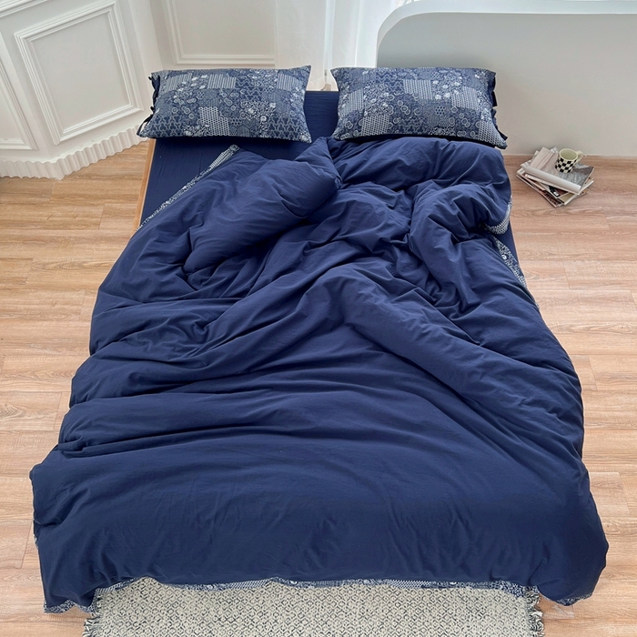 91家纺网 家纺一手货源 找家纺 安莱生活 2023新款全棉色织水洗棉宽边拼角蝴蝶结款四件套-缤纷花研 缤纷华妍-藏青