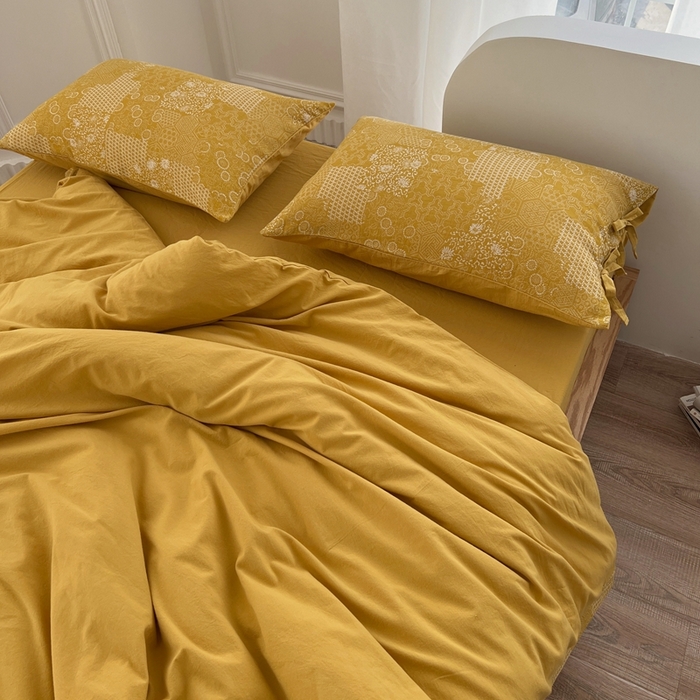 91家纺网 家纺一手货源 找家纺 安莱生活 2023新款全棉色织水洗棉宽边拼角蝴蝶结款四件套-缤纷花研 缤纷华妍-姜黄