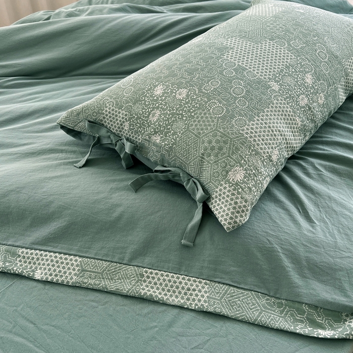 91家纺网 家纺一手货源 找家纺 安莱生活 2023新款全棉色织水洗棉宽边拼角蝴蝶结款四件套-缤纷花研 缤纷华妍-灰绿