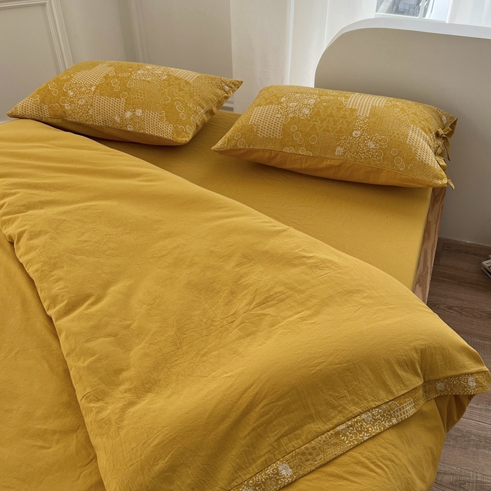 91家纺网 家纺一手货源 找家纺 安莱生活 2023新款全棉色织水洗棉宽边拼角蝴蝶结款四件套-缤纷花研 缤纷华妍-姜黄