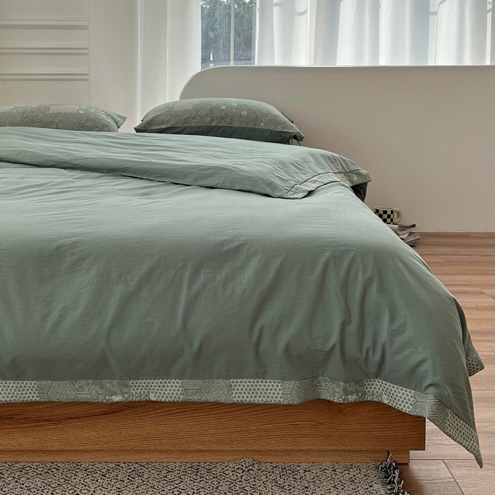 91家纺网 家纺一手货源 找家纺 安莱生活 2023新款全棉色织水洗棉宽边拼角蝴蝶结款四件套-缤纷花研 缤纷华妍-灰绿