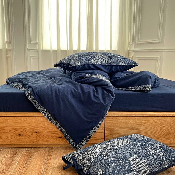 91家纺网 家纺一手货源 找家纺 安莱生活 2023新款全棉色织水洗棉宽边拼角蝴蝶结款四件套-缤纷花研 缤纷华妍-藏青