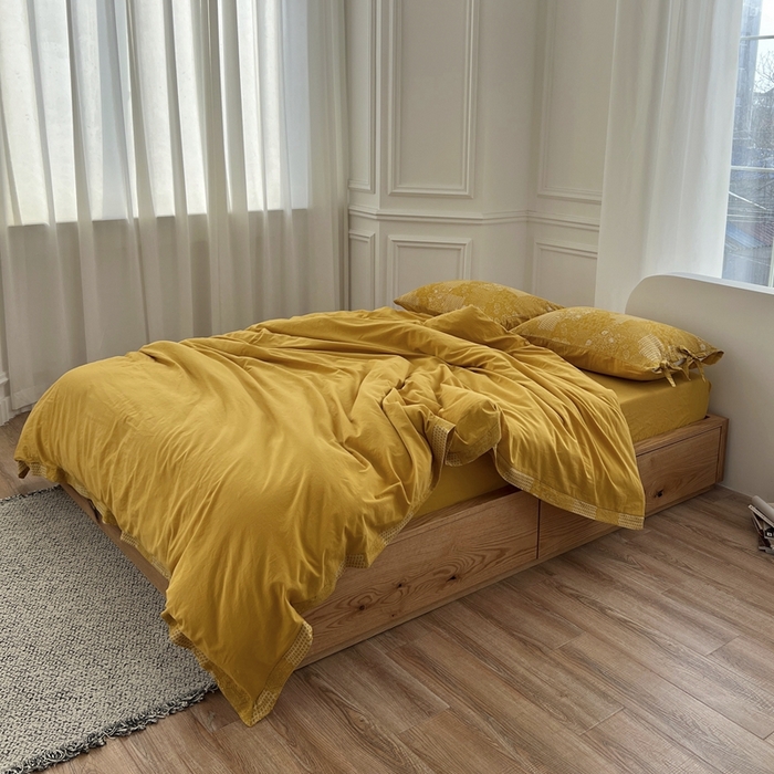 91家纺网 家纺一手货源 找家纺 安莱生活 2023新款全棉色织水洗棉宽边拼角蝴蝶结款四件套-缤纷花研 缤纷华妍-姜黄