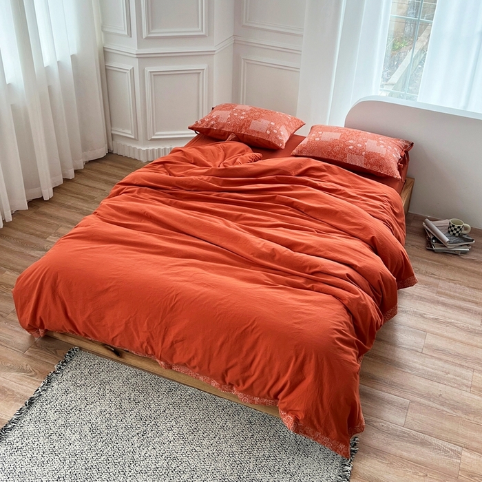 91家纺网 家纺一手货源 找家纺 安莱生活 2023新款全棉色织水洗棉宽边拼角蝴蝶结款四件套-缤纷花研 缤纷华妍-橘红