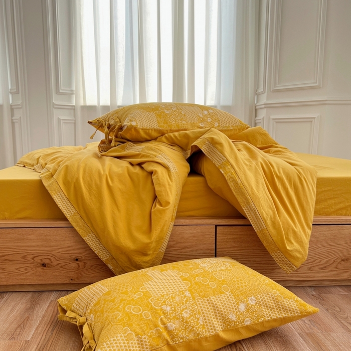 91家纺网 家纺一手货源 找家纺 安莱生活 2023新款全棉色织水洗棉宽边拼角蝴蝶结款四件套-缤纷花研 缤纷华妍-姜黄