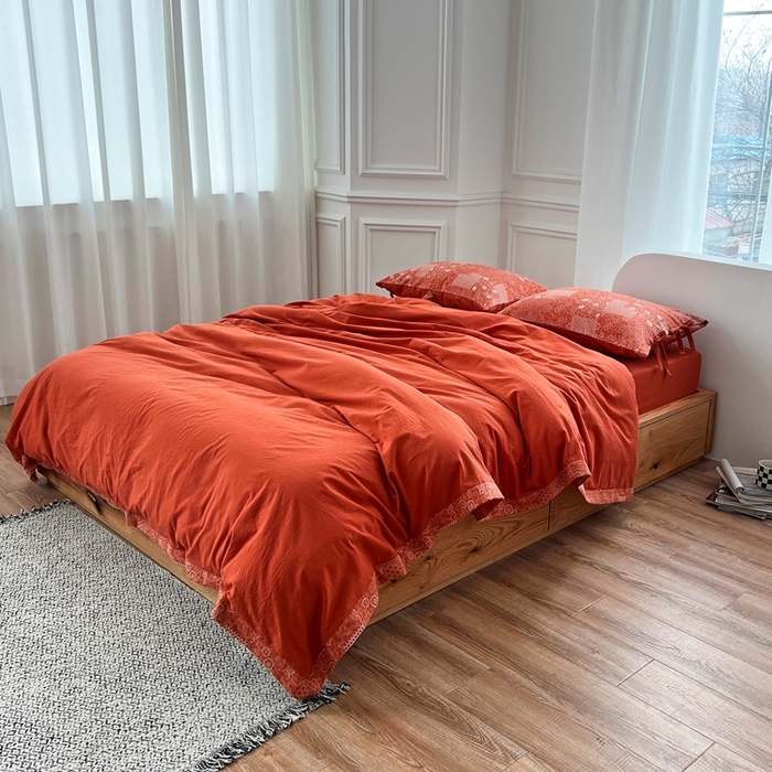 91家纺网 家纺一手货源 找家纺 安莱生活 2023新款全棉色织水洗棉宽边拼角蝴蝶结款四件套-缤纷花研 缤纷华妍-橘红