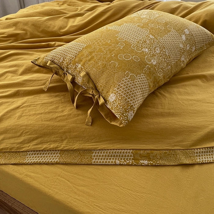 91家纺网 家纺一手货源 找家纺 安莱生活 2023新款全棉色织水洗棉宽边拼角蝴蝶结款四件套-缤纷花研 缤纷华妍-姜黄