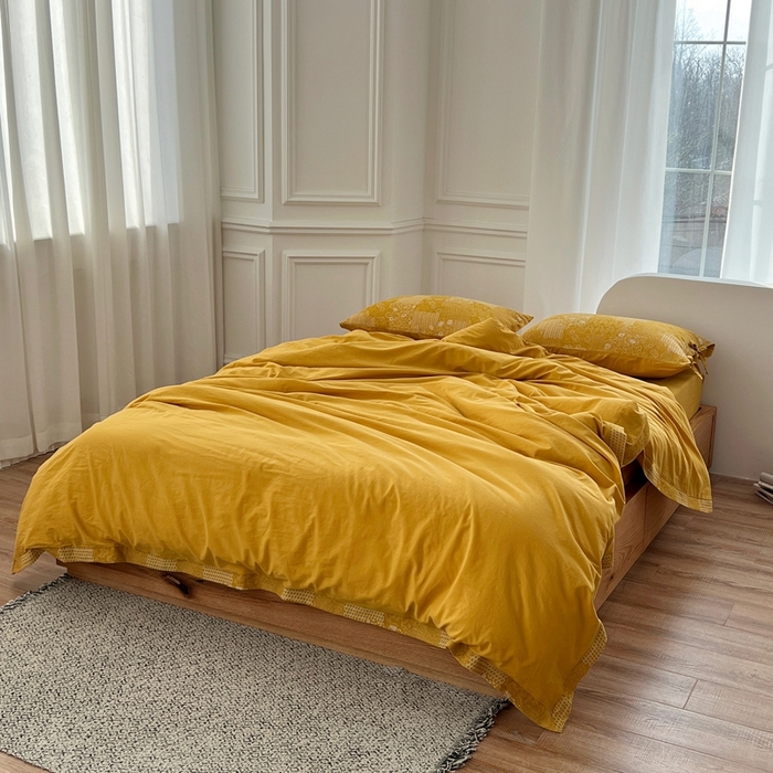 91家纺网 家纺一手货源 找家纺 安莱生活 2023新款全棉色织水洗棉宽边拼角蝴蝶结款四件套-缤纷花研 缤纷华妍-姜黄