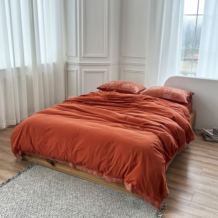 91家纺网 家纺一手货源 找家纺 安莱生活 2023新款全棉色织水洗棉宽边拼角蝴蝶结款四件套-缤纷花研 缤纷华妍-橘红