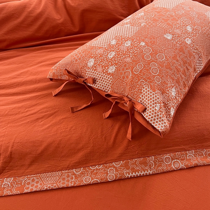 91家纺网 家纺一手货源 找家纺 安莱生活 2023新款全棉色织水洗棉宽边拼角蝴蝶结款四件套-缤纷花研 缤纷华妍-橘红