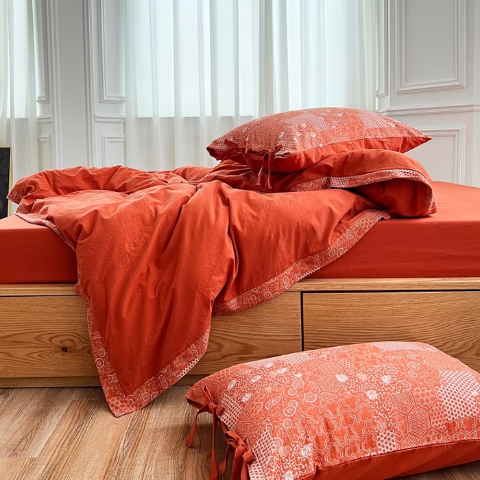 91家纺网 家纺一手货源 找家纺 安莱生活 2023新款全棉色织水洗棉宽边拼角蝴蝶结款四件套-缤纷花研 缤纷华妍-橘红