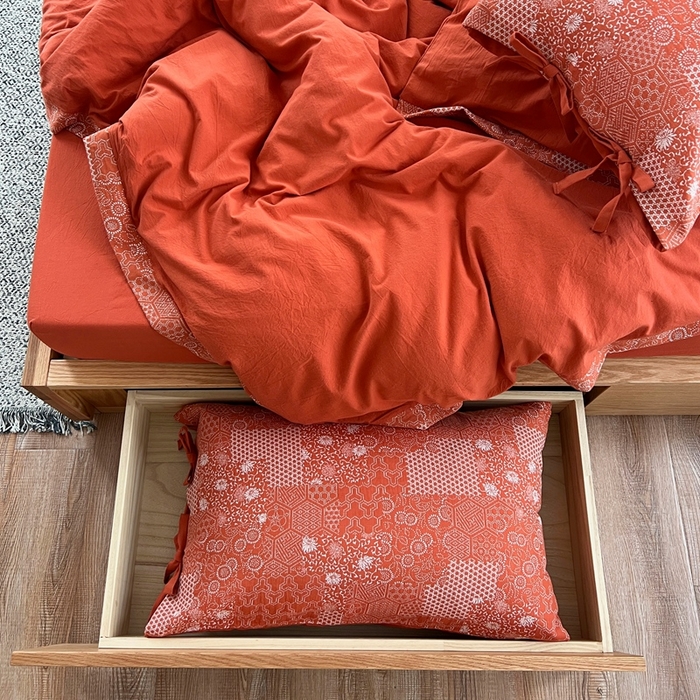 91家纺网 家纺一手货源 找家纺 安莱生活 2023新款全棉色织水洗棉宽边拼角蝴蝶结款四件套-缤纷花研 缤纷华妍-橘红