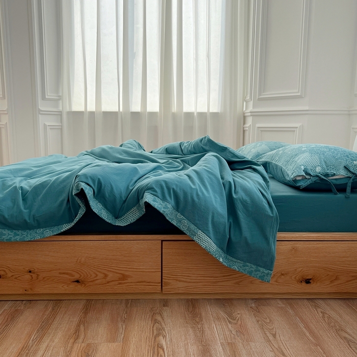 91家纺网 家纺一手货源 找家纺 安莱生活 2023新款全棉色织水洗棉宽边拼角蝴蝶结款四件套-缤纷花研 缤纷华妍-雾蓝