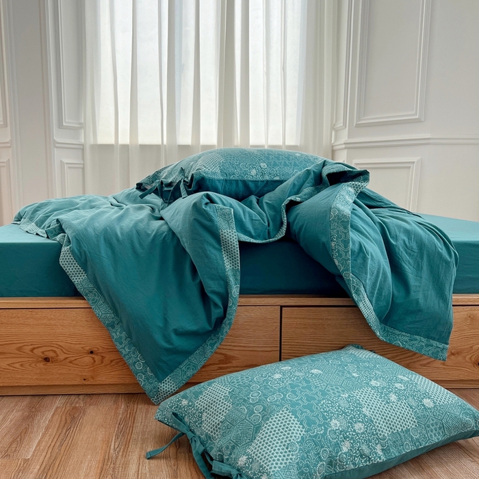 91家纺网 家纺一手货源 找家纺 安莱生活 2023新款全棉色织水洗棉宽边拼角蝴蝶结款四件套-缤纷花研 缤纷华妍-雾蓝