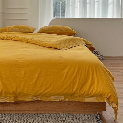 91家纺网 家纺一手货源 找家纺 安莱生活 2023新款全棉色织水洗棉宽边拼角蝴蝶结款四件套-缤纷花研 缤纷华妍-姜黄