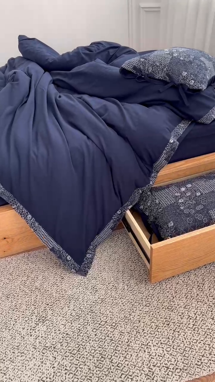 91家纺网 家纺一手货源 找家纺 安莱生活 2023新款全棉色织水洗棉宽边拼角蝴蝶结款四件套-缤纷花研 缤纷华妍-藏青