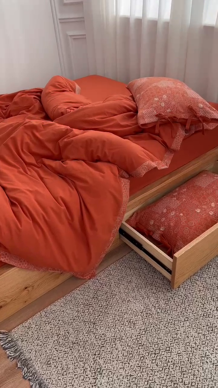 91家纺网 家纺一手货源 找家纺 安莱生活 2023新款全棉色织水洗棉宽边拼角蝴蝶结款四件套-缤纷花研 缤纷华妍-橘红