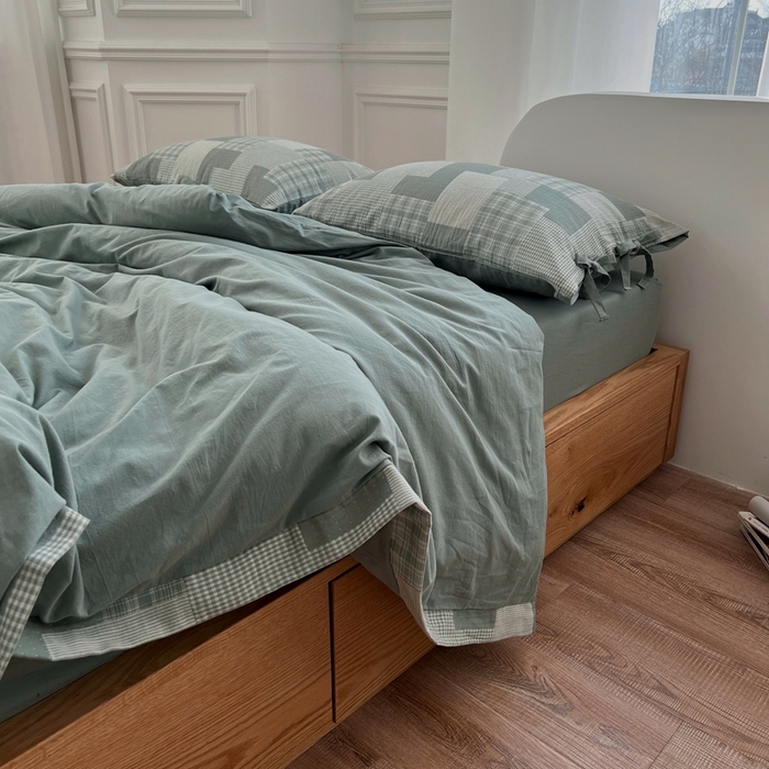 91家纺网 家纺一手货源 找家纺 安莱生活 2023简约拼布田园拼边四件套图1 拼布田园-灰绿