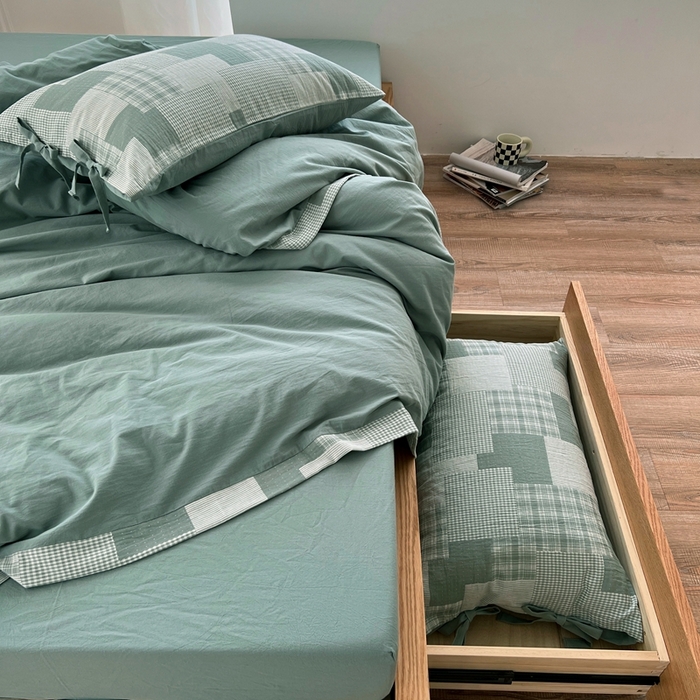 91家纺网 家纺一手货源 找家纺 安莱生活 2023简约拼布田园拼边四件套图1 拼布田园-灰绿