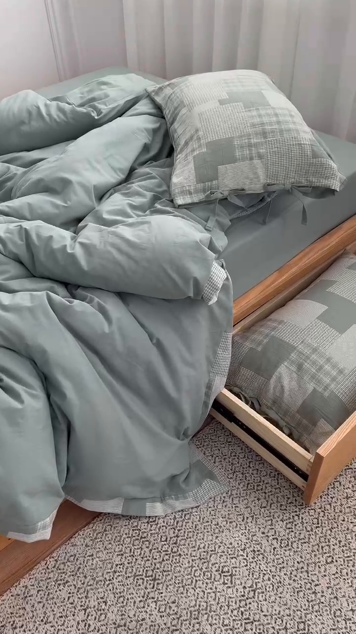 91家纺网 家纺一手货源 找家纺 安莱生活 2023简约拼布田园拼边四件套图1 拼布田园-灰绿