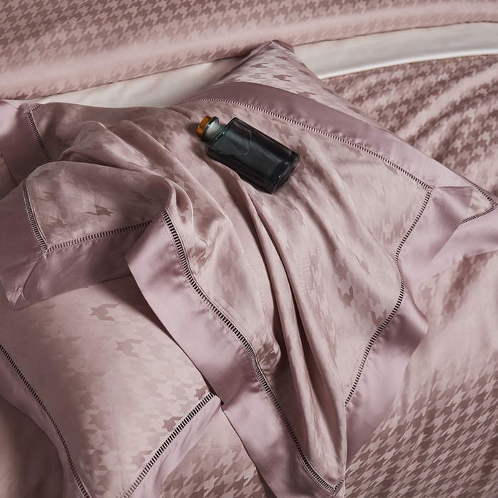 91家纺网 家纺一手货源 找家纺 榻尚家居2023新款奥地利天丝镂空四件套-千鸟格约定玫瑰粉