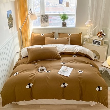 91家纺网 家纺一手货源 找家纺 红嘴企鹅 2025新款毛巾绣水洗棉四件套 勤劳蜜蜂