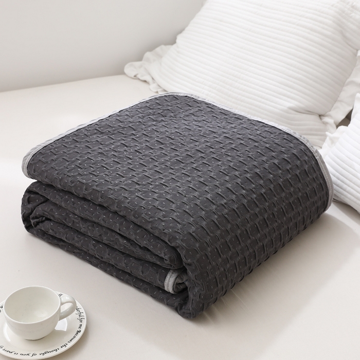 91家纺网 家纺一手货源 找家纺 琪琪阁2023新款华夫格针织提花亲肤舒适多功能凉感夏被 绅士灰