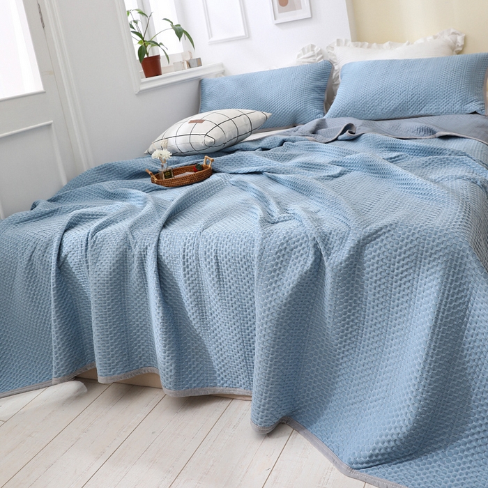 91家纺网 家纺一手货源 找家纺 琪琪阁2023新款华夫格针织提花亲肤舒适多功能凉感夏被 雾霾蓝