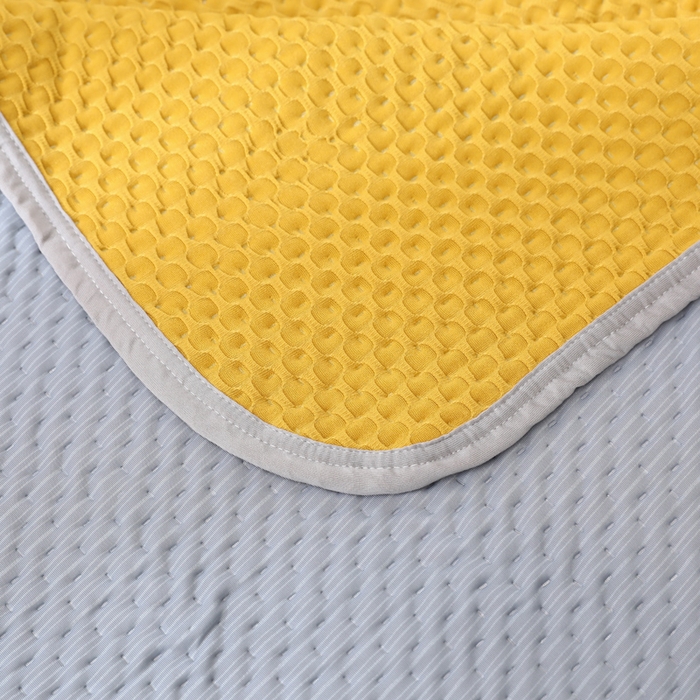 91家纺网 家纺一手货源 找家纺 琪琪阁2023新款华夫格针织提花亲肤舒适多功能凉感夏被 杏黄