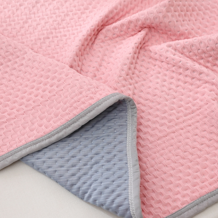 91家纺网 家纺一手货源 找家纺 琪琪阁2023新款华夫格针织提花亲肤舒适多功能凉感夏被 樱花粉