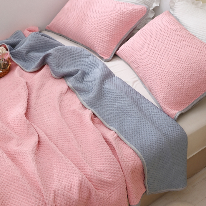 91家纺网 家纺一手货源 找家纺 琪琪阁2023新款华夫格针织提花亲肤舒适多功能凉感夏被 樱花粉