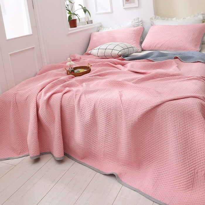 91家纺网 家纺一手货源 找家纺 琪琪阁2023新款华夫格针织提花亲肤舒适多功能凉感夏被 樱花粉