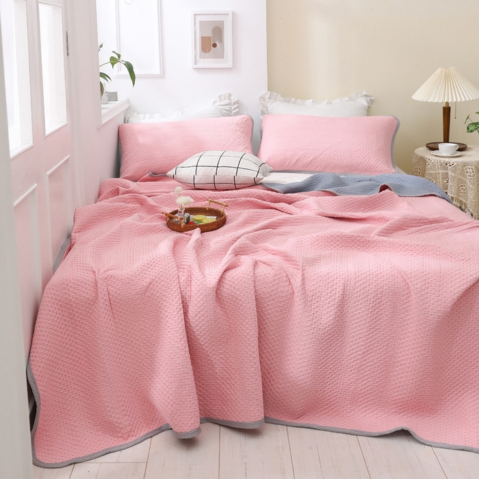 91家纺网 家纺一手货源 找家纺 琪琪阁2023新款华夫格针织提花亲肤舒适多功能凉感夏被 樱花粉