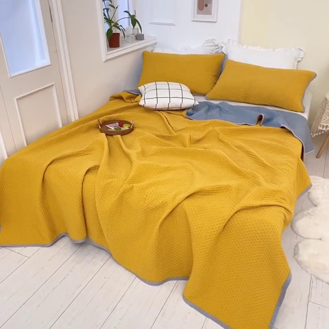 91家纺网 家纺一手货源 找家纺 琪琪阁2023新款华夫格针织提花亲肤舒适多功能凉感夏被 杏黄