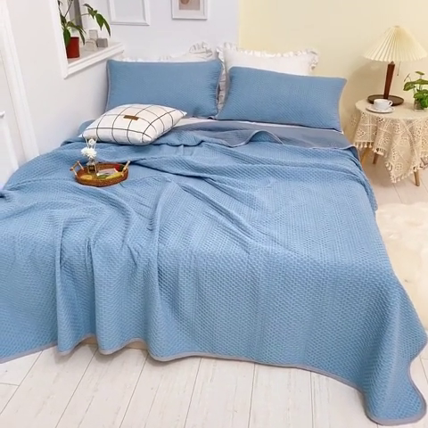 91家纺网 家纺一手货源 找家纺 琪琪阁2023新款华夫格针织提花亲肤舒适多功能凉感夏被 雾霾蓝