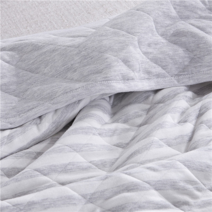 91家纺网 家纺一手货源 找家纺 琪琪阁2023新款宽条纹针织棉夏被盖毯 浅灰条纹