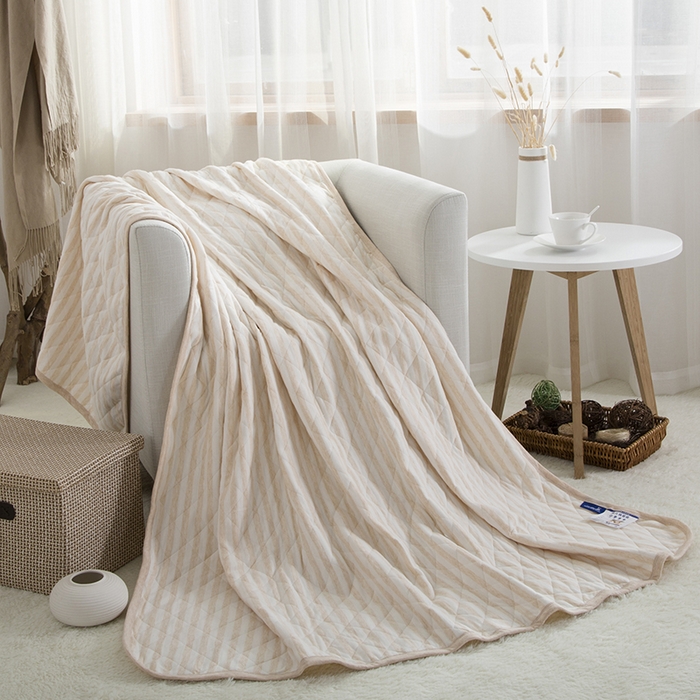 91家纺网 家纺一手货源 找家纺 琪琪阁2023新款宽条纹针织棉夏被盖毯 浅咖条纹