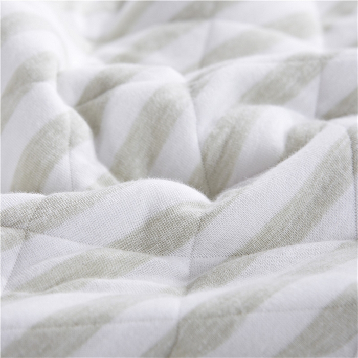 91家纺网 家纺一手货源 找家纺 琪琪阁2023新款宽条纹针织棉夏被盖毯 浅绿条纹