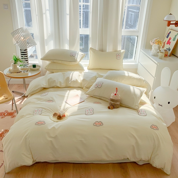 91家纺网 家纺一手货源 找家纺 蜜柚 2024新款全棉三角针毛巾绣四件套 云朵兔-奶昔白