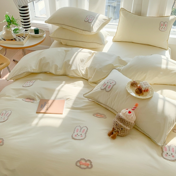 91家纺网 家纺一手货源 找家纺 蜜柚 2024新款全棉三角针毛巾绣四件套 云朵兔-奶昔白