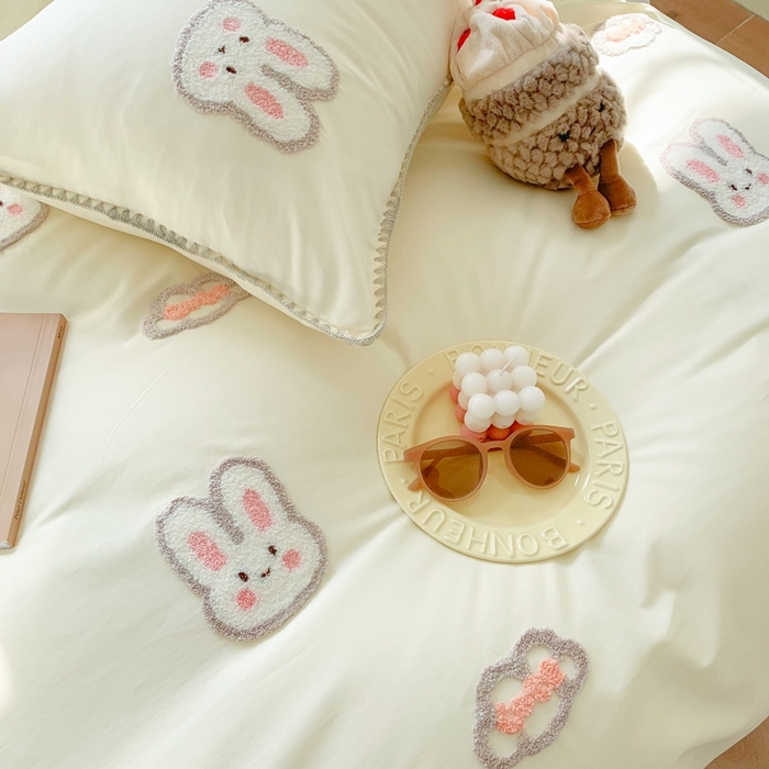 91家纺网 家纺一手货源 找家纺 蜜柚 2024新款全棉三角针毛巾绣四件套 云朵兔-奶昔白