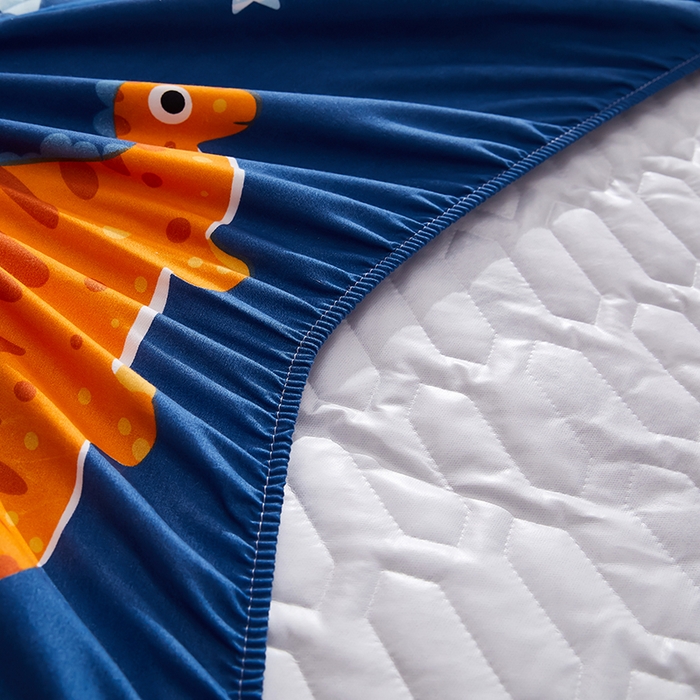 91家纺网 家纺一手货源 找家纺 苏木年华2023新款抗菌加厚防水隔尿夹棉床笠 恐龙乐园