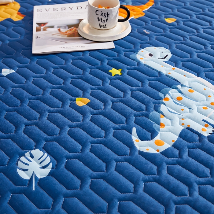 91家纺网 家纺一手货源 找家纺 苏木年华2023新款抗菌加厚防水隔尿夹棉床笠 恐龙乐园