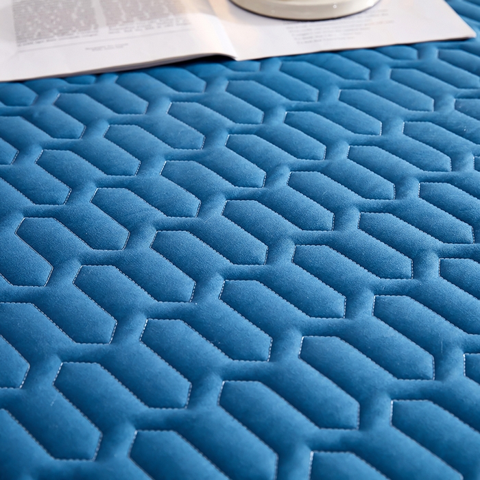 91家纺网 家纺一手货源 找家纺 苏木年华2023新款抗菌加厚防水隔尿夹棉床笠 幽梦蓝