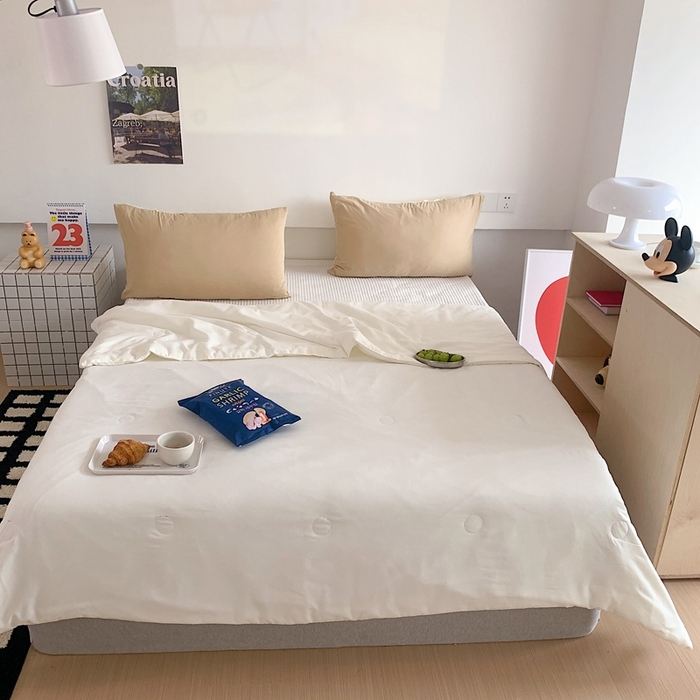 91家纺网 家纺一手货源 找家纺 星期八2023新款水洗棉夏被 白色