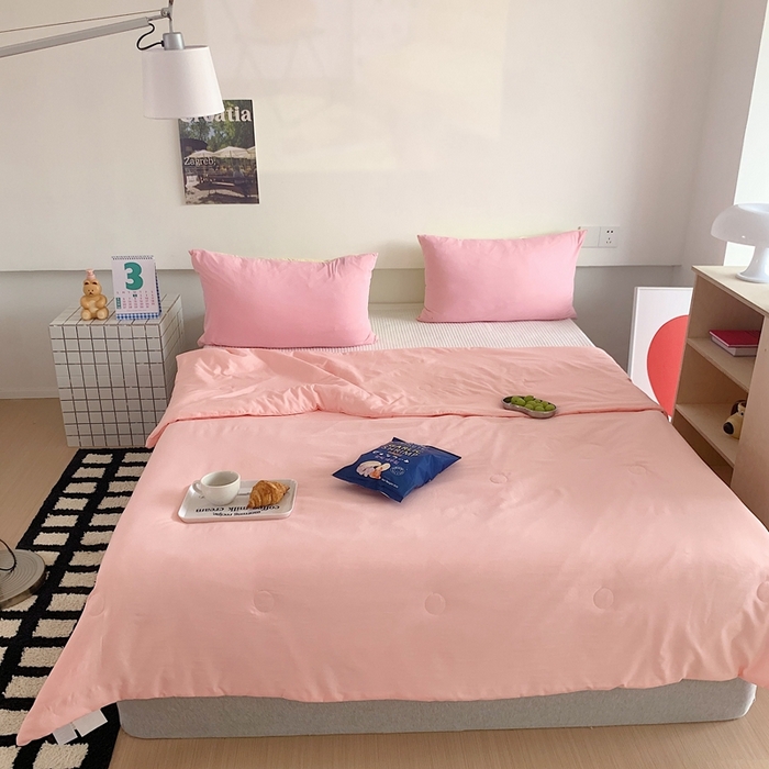 91家纺网 家纺一手货源 找家纺 星期八2023新款水洗棉夏被 粉色